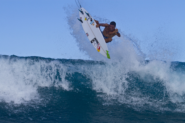 De Souza Signs Three-Year Deal with Brazilian Surf Brand HD