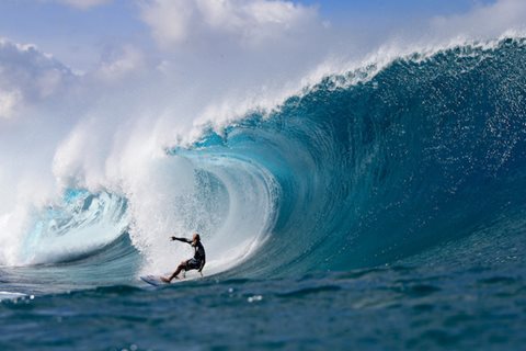 Kelly Slater Wins Volcom Pipe Pro in Pumping Surf