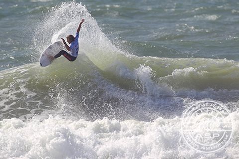 Challenging Conditions Test Top Surfers on Day 1 of Cascais Billabong Pro
