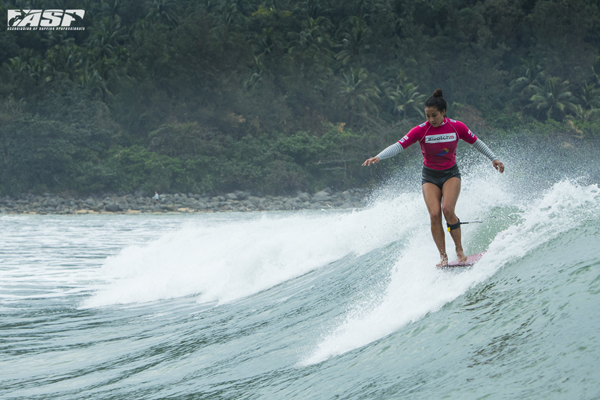 Pulsing Pointbreak Riyue Bay Produces On Day One of the Swatch Girls Pro China